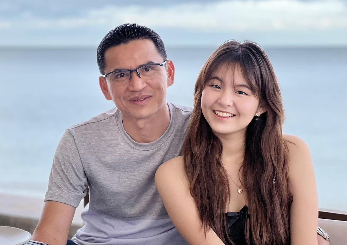 HLV Kiatisuk và con gái út Mooktapa, 19 tuổi. Nhân dịp sinh nhật của Mooktapa hôm 20/8, nhà cầm quân người Thái Lan đưa vợ con đi ăn mừng tại một khách sạn hạng sang ở thủ đô Bangkok, Thái Lan.