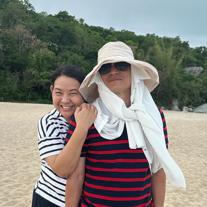 HLV Kiatisuk và bà xã Asarapa kết hôn vào năm 2002, luôn cho thấy tình cảm mặn nồng. Hai người thường xuyên nói lời yêu, đăng ảnh thể hiện tình cảm dành cho nhau. Asarapa sang Việt Nam sống cùng Kiatisuk từ tháng 8/2022. Bà xã hỗ trợ anh rất nhiều trong việc quản lý công ty thể thao Sport Hero.