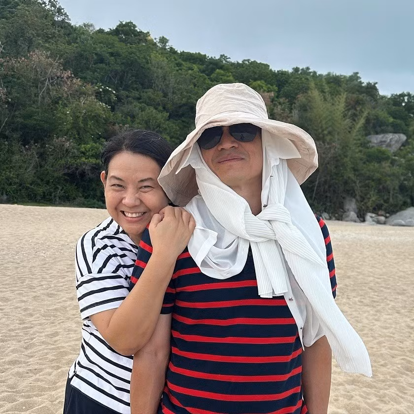 HLV Kiatisuk và bà xã Asarapa kết hôn vào năm 2002, luôn cho thấy tình cảm mặn nồng. Hai người thường xuyên nói lời yêu, đăng ảnh thể hiện tình cảm dành cho nhau. Asarapa sang Việt Nam sống cùng Kiatisuk từ tháng 8/2022. Bà xã hỗ trợ anh rất nhiều trong việc quản lý công ty thể thao Sport Hero.