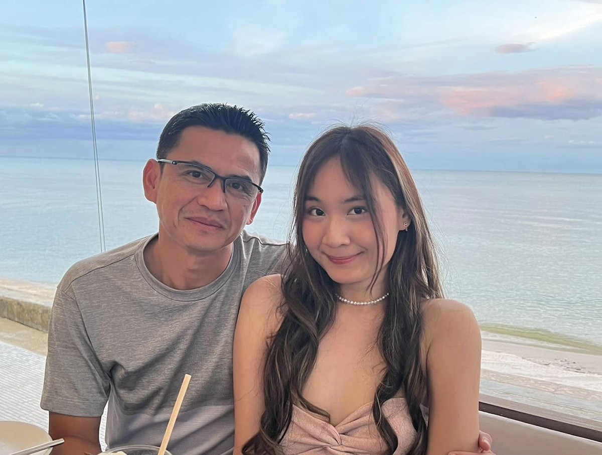 HLV Kiatisuk chụp cùng con gái lớn Kittaya, 21 tuổi. Kittaya hiện theo học chuyên ngành kinh tế tại Thái Lan.