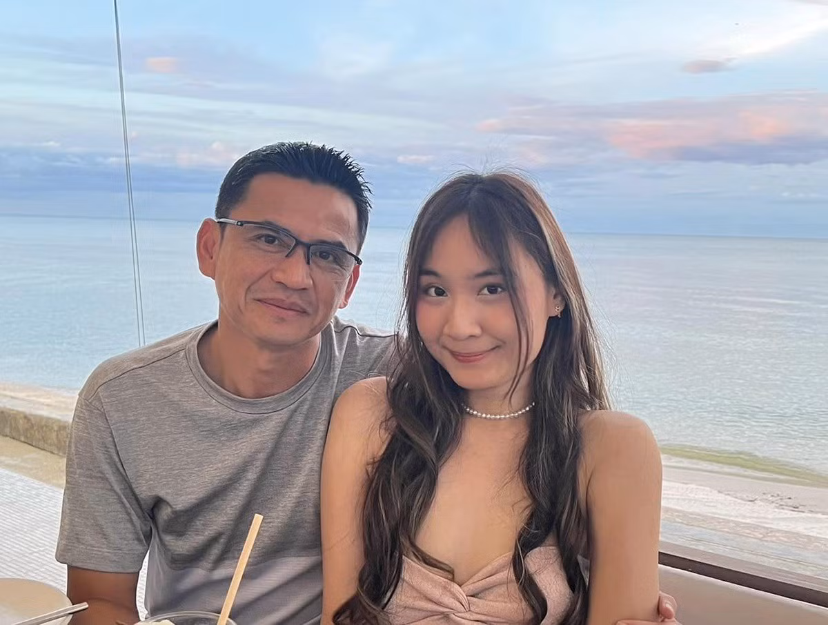 HLV Kiatisuk chụp cùng con gái lớn Kittaya, 21 tuổi. Kittaya hiện theo học chuyên ngành kinh tế tại Thái Lan.