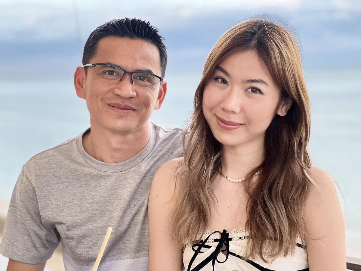 HLV Kiatisuk bên con gái thứ 2 Athicha, 20 tuổi. Athicha và em gái Mooktapa đang du học ở Anh.