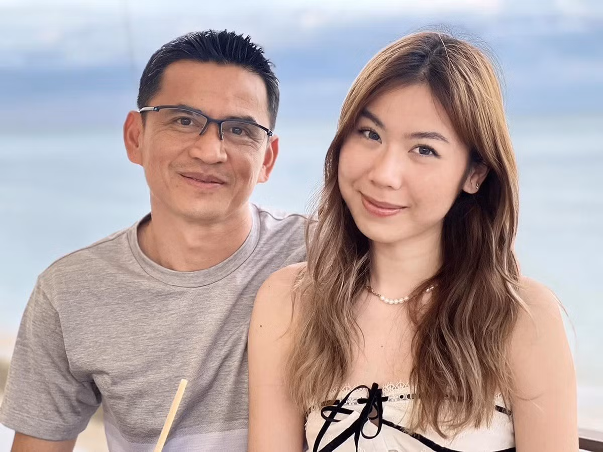 HLV Kiatisuk bên con gái thứ 2 Athicha, 20 tuổi. Athicha và em gái Mooktapa đang du học ở Anh.