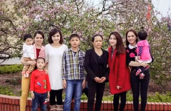 Me ruot Hoa Minzy: Tao tan vi con, ve gia song trong nhung lua