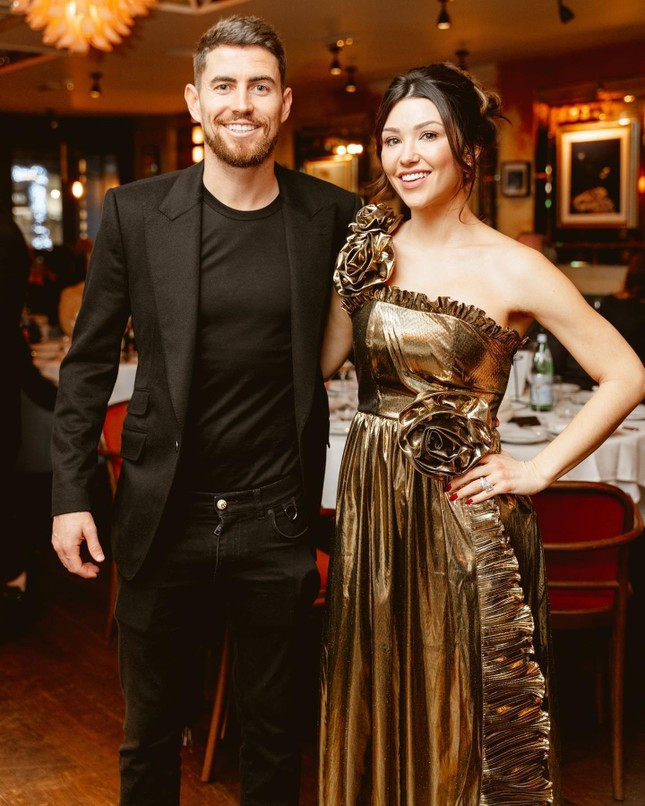 Catherine Harding (bạn gái tiền vệ Jorginho, Arsenal). Catherine Harding năm nay 32 tuổi, hẹn hò với Jorginho từ năm 2020. Trước khi đến với tuyển thủ Italia, Catherine từng có thời gian sát cánh cùng tài tử Hollywood - Jude Law. Cả hai có với nhau 1 cô con gái tên là Ada.