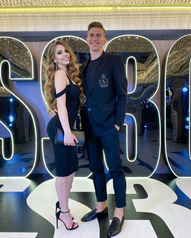 Angelina Zabarnyi (bạn gái trung vệ Ilya Zabarnyi, Bournemouth). Angelina Zabarnyi từng tốt nghiệp chuyên ngành ngữ văn tại Đại học Kiev. Angelina hẹn hò với Ilya Zabarnyi cách đây 3 năm. Họ tổ chức lễ đính hôn vào đầu năm nay.