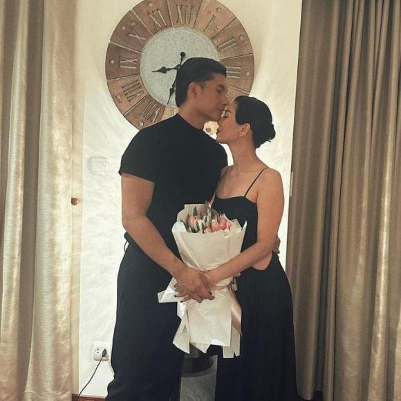 Nam người mẫu tặng hoa sớm cho người yêu nhân 20/10.