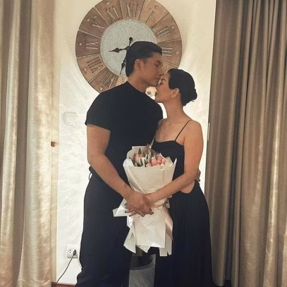 Nam người mẫu tặng hoa sớm cho người yêu nhân 20/10.