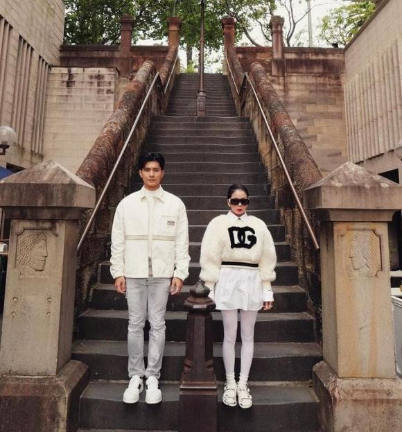 Trong gần 3 năm công khai mối quan hệ yêu đương, Lệ Quyên và Lâm Bảo Châu vần nồng thắm như thuở mới hẹn hò. Nam diễn viên luôn biết cách quan tâm, tạo sự bất ngờ cho "nửa kia" từ ngày thường cho đến những dịp đặc biệt. Vào ngày 20/10 vừa qua, Lâm Bảo Châu đã bí mật tặng hoa cho Lệ Quyên khiến cô nàng reo lên: "20/10 sớm của tôi. Đã ùa ra Hà Nội sau họp báo, hai đứa ăn vội chuẩn bị đi làm luôn đây". Hay trong dịp Tết Nguyên Đán năm 2023, Lâm Bảo Châu từng mua vàng để tặng mẹ Lệ Quyên đủ hiểu khéo léo tinh tế cỡ nào. 