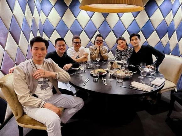 Trước mặt bạn bè anh luôn ân cần chăm sóc "Nữ hoàng phòng trà".