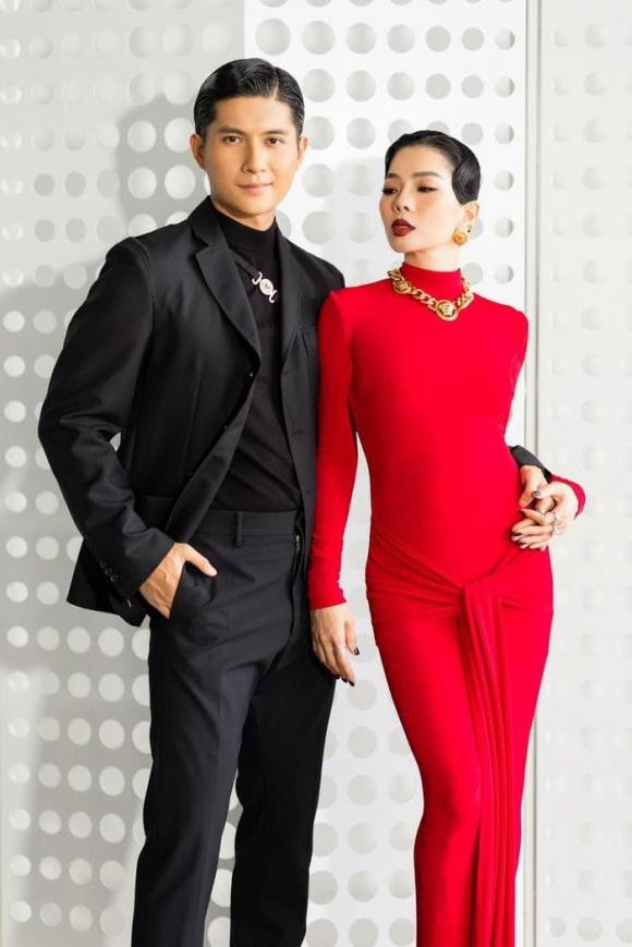 Và chẳng ngại tháp tùng bạn gái tham gia show Chị đẹp đạp gió rẽ sóng 2023.