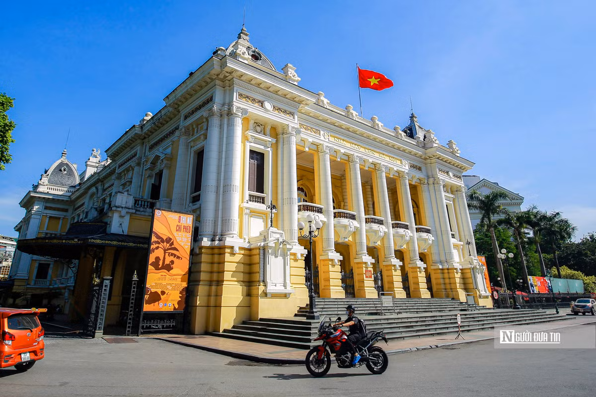 Nhà hát Lớn Hà Nội là công trình mang đường nét kiến trúc của các nhà hát ở miền Nam nước Pháp. Không gian biểu diễn, cầu thang, lối vào sảnh... giống với các nhà hát ở châu Âu đầu thế kỷ XX.