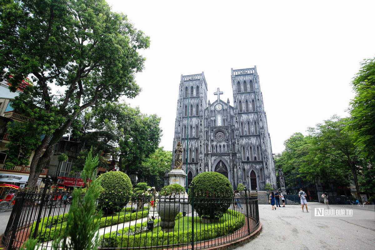 Nhà thờ Lớn Hà Nội được xây dựng theo mẫu hình từ châu Âu. Là nhà thờ có hai tháp chuông kiểu Gothic, có thể xem như mẫu hình thu nhỏ của nhà thờ ở Paris. Đến nay, Nhà thờ Lớn Hà Nội không chỉ là nơi hành lễ của các tín đồ công giáo mà còn là điểm đến khó có thể bỏ qua của nhiều du khách khi đến Thủ đô Hà Nội.