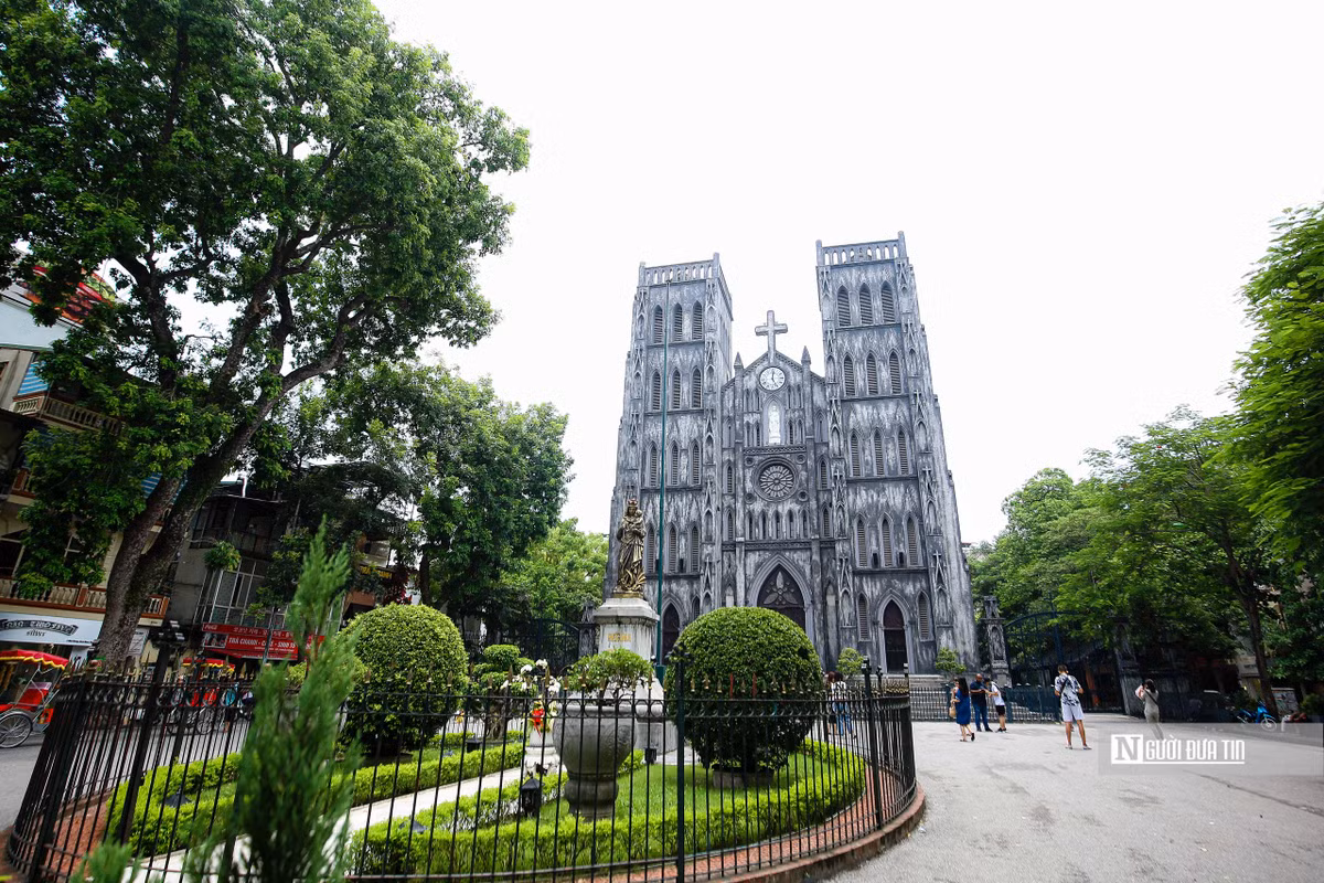 Nhà thờ Lớn Hà Nội được xây dựng theo mẫu hình từ châu Âu. Là nhà thờ có hai tháp chuông kiểu Gothic, có thể xem như mẫu hình thu nhỏ của nhà thờ ở Paris. Đến nay, Nhà thờ Lớn Hà Nội không chỉ là nơi hành lễ của các tín đồ công giáo mà còn là điểm đến khó có thể bỏ qua của nhiều du khách khi đến Thủ đô Hà Nội.