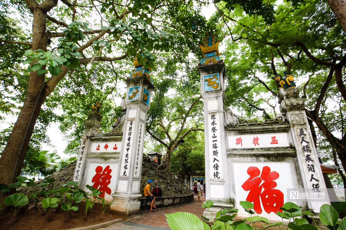 Quần thể đền Ngọc Sơn, Cầu Thê Húc, Tháp Bút ở quận Hoàn Kiếm là 1 địa điểm thu hút du khách.