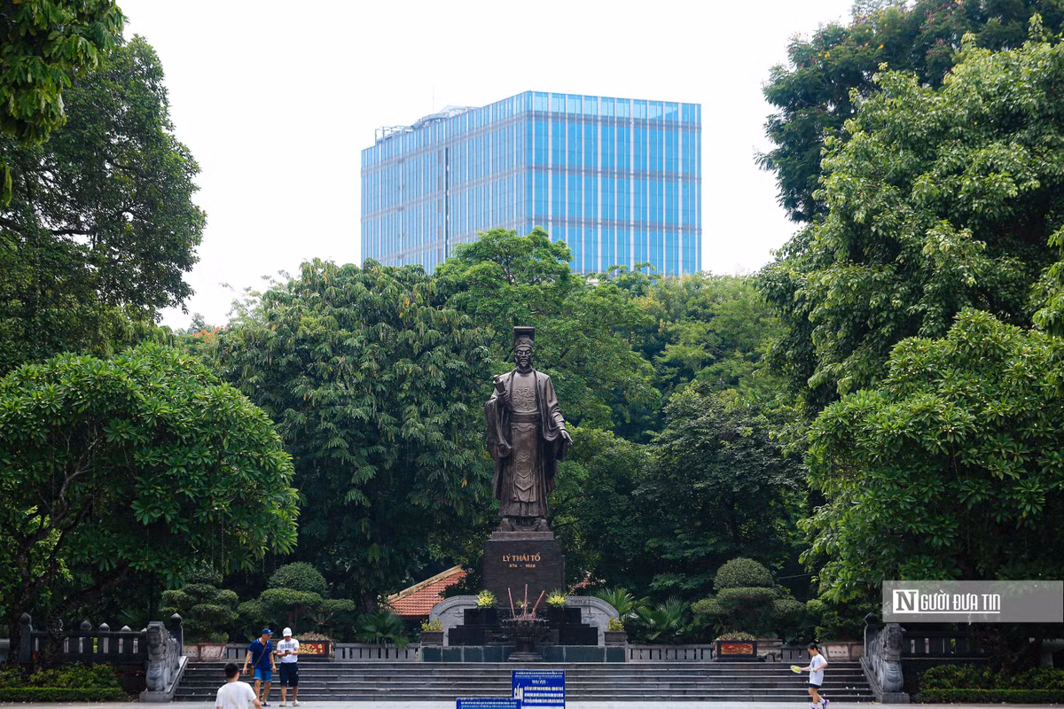 Tượng đài vua Lý Thái Tổ được đặt tại vườn hoa Lý Thái Tổ, đường Đinh Tiên Hoàng.