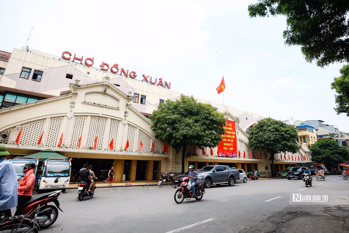 Chợ Đồng Xuân là một trong những khu chợ lớn nhất ở miền Bắc, có tuổi đời lên đến hàng trăm năm. Là địa điểm buôn bán, giao thương sầm uất, nơi đây còn được mệnh danh là “thiên đường ẩm thực giữa lòng Hà Nội”.