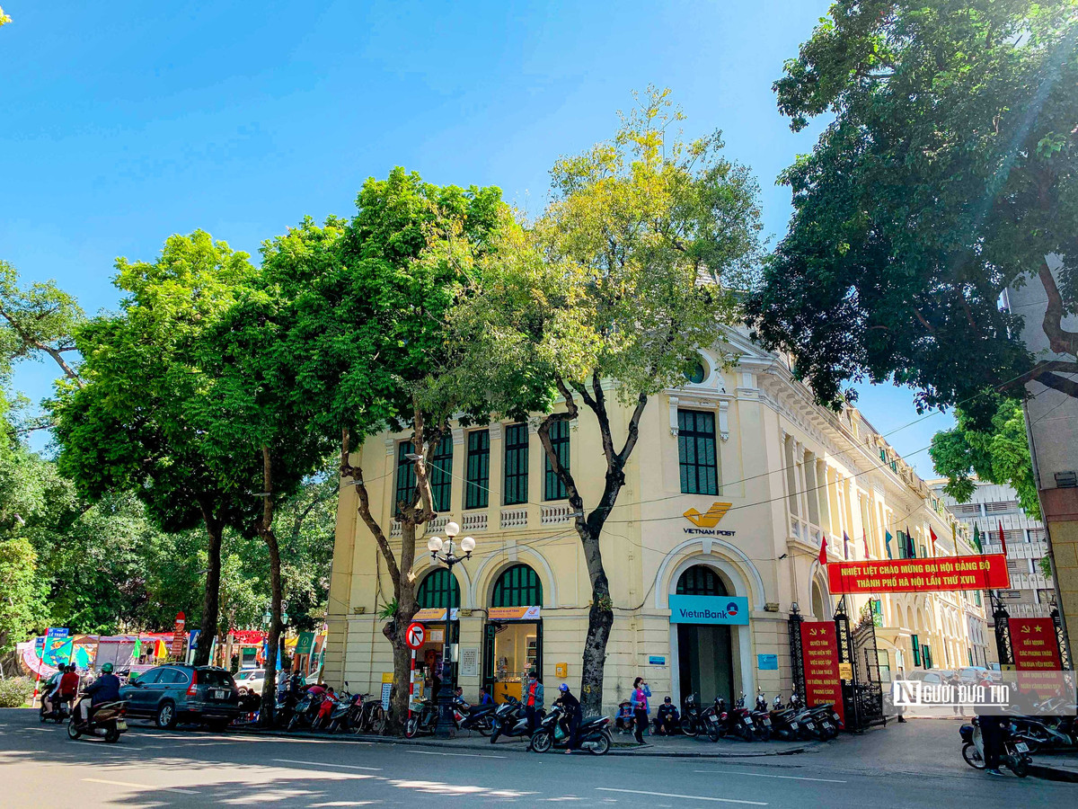 Bưu điện Bờ Hồ nằm trong khu vực hành chính đầu tiên của Hà Nội và mang phong cách cổ điển châu Âu. Kiến trúc sư thiết kế thêm hàng hiên để phù hợp với khí hậu địa phương.