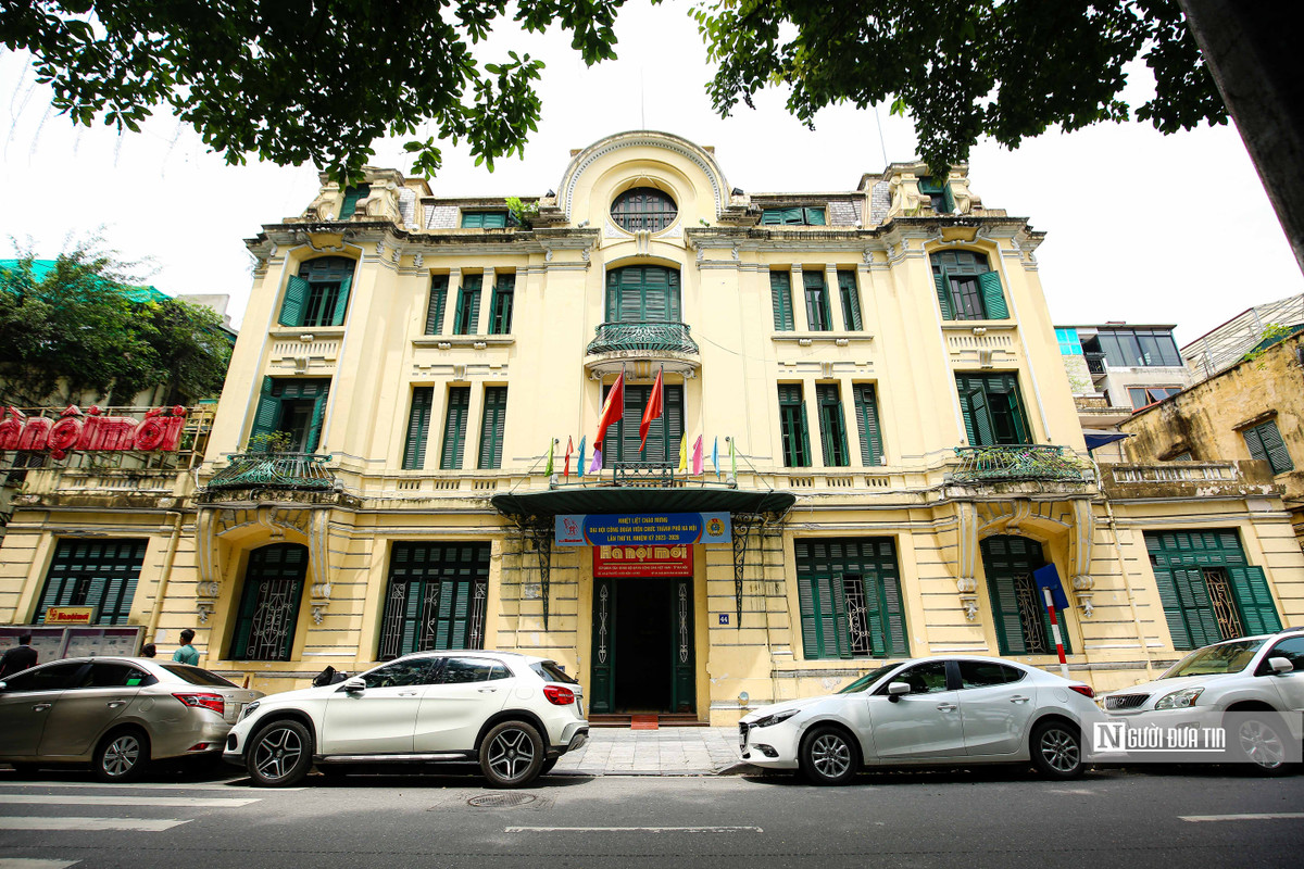 Mặc dù có diện tích nhỏ nhưng Hoàn Kiếm lại là quận trung tâm văn hóa, chính trị, kinh tế của Thủ đô, có 190 di tích lịch sử văn hóa, di tích nổi tiếng.