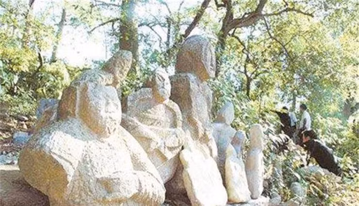 Hang ngan buc tuong xuat hien tren nui, duoc xem la “nguoi linh coi am”-Hinh-4