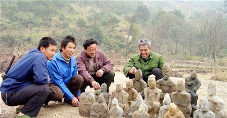 Hàng ngàn bức tượng xuất hiện trên núi, được xem là “người lính cõi âm” - Hình 3 Hang ngan buc tuong xuat hien tren nui, duoc xem la “nguoi linh coi am”-Hinh-3