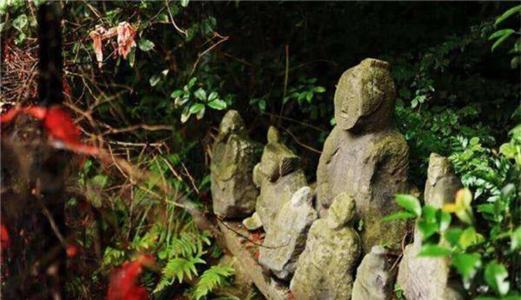 Hàng ngàn bức tượng xuất hiện trên núi, được xem là “người lính cõi âm” - Hình 2 Hang ngan buc tuong xuat hien tren nui, duoc xem la “nguoi linh coi am”-Hinh-2