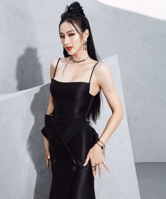 Nhưng giờ Angela Phương Trinh khiến fan trầm trồ, thán phục bởi vóc dáng quyến rũ, nữ tính và sexy sau khi cân đối lại chế độ luyện tập.