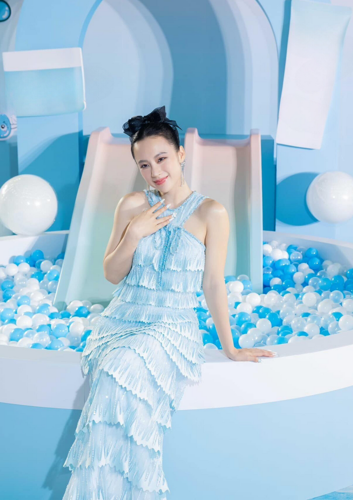 Gam màu pastel tôn lên làn da mịn màng của người đẹp.