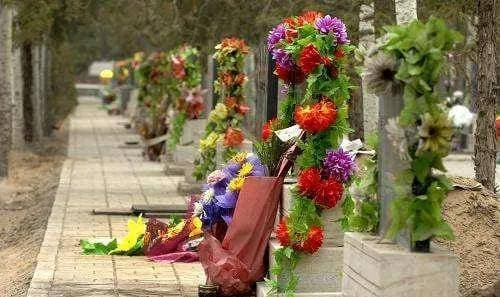 To tien day: “Ba nguoi khong tao mo, con chau thinh vuong”-Hinh-3