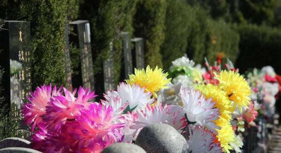 To tien day: “Ba nguoi khong tao mo, con chau thinh vuong”