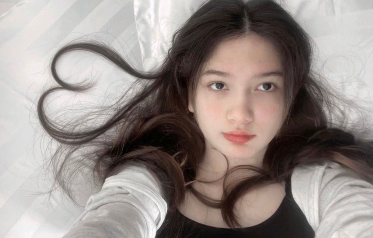 Ngay từ khi còn bé, Thanh Giang khiến người hâm mộ thích thú bởi sự dễ thương trong những hình ảnh anh trai chia sẻ. Trải qua vài năm im ắng, cô nàng gây sốt khi chia sẻ lên mạng xã hội hình ảnh trổ mã, ra dáng thiếu nữ. Càng lớn, những đường nét lai tây trên gương mặt bóng hồng càng rõ ràng và thu hút.