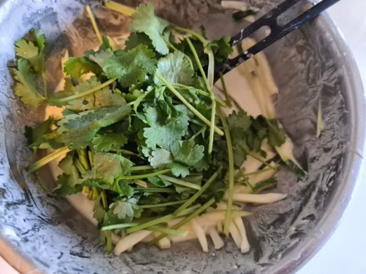 Rau mui bi ghet bo o Han Quoc van duoc ban gia sieu dat-Hinh-4