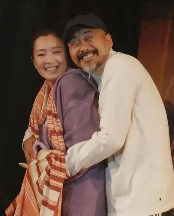 br/> Củng Lợi thời trẻ quá xuất sắc khiến không biết bao nam nhi phải cúi đầu. Tài tử Châu Nhuận Phát cũng phải xiêu lòng trước "váy lựu" của Củng Lợi, khi tham gia sự kiện, anh ôm ấp Củng Lợi say đắm nơi công cộng, đến Trương Nghệ Mưu cũng vô cùng đố kỵ và ghen tị. Có thể hình dung ra sức hút của Củng Lợi khi đó.