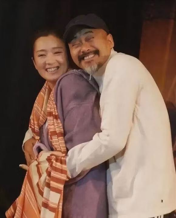 br/> Củng Lợi thời trẻ quá xuất sắc khiến không biết bao nam nhi phải cúi đầu. Tài tử Châu Nhuận Phát cũng phải xiêu lòng trước "váy lựu" của Củng Lợi, khi tham gia sự kiện, anh ôm ấp Củng Lợi say đắm nơi công cộng, đến Trương Nghệ Mưu cũng vô cùng đố kỵ và ghen tị. Có thể hình dung ra sức hút của Củng Lợi khi đó.