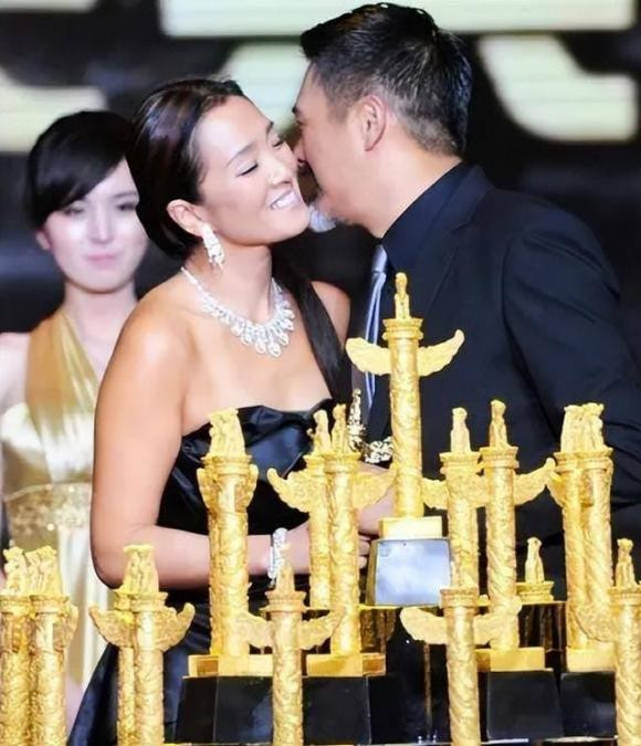 Cả hai có mối quan hệ khá thân thiết. Củng Lợi từng có chuyện tình 8 năm ồn ào với đạo diễn Trương Nghệ Mưu, một cuộc hôn nhân 14 năm không con cái với doanh nhân người Singapore - Huỳnh Hòa Tường trước khi kết hôn với nhạc sĩ Jean-Michel Jarre vào năm 2018.