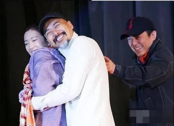 Châu Nhuận Phát ôm ấp Củng Lợi tại sự kiện, bên cạnh là người tình một thời của cô - đạo diễn Trương Nghệ Mưu.