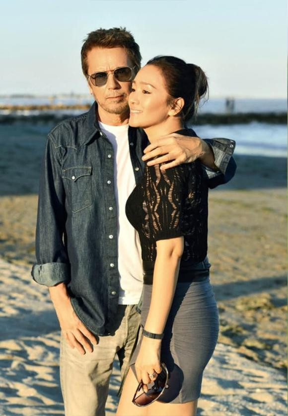 Trong một cuộc phỏng vấn với Paris Match, Jean-Michel Jarre hiếm hoi nhắc đến bà xã: "Tôi rất may mắn khi có thể san sẻ cuộc sống của mình với một phụ nữ đầy lòng tốt mà bản thân hằng ngưỡng mộ. Cô ấy là người có thể hòa nhập ở bất cứ nơi nào, bất chấp những rào cản về ngôn ngữ, xã hội và văn hóa. Hiếm có ai lại mang tâm hồn cởi mở và đầy sức sống đến vậy". 