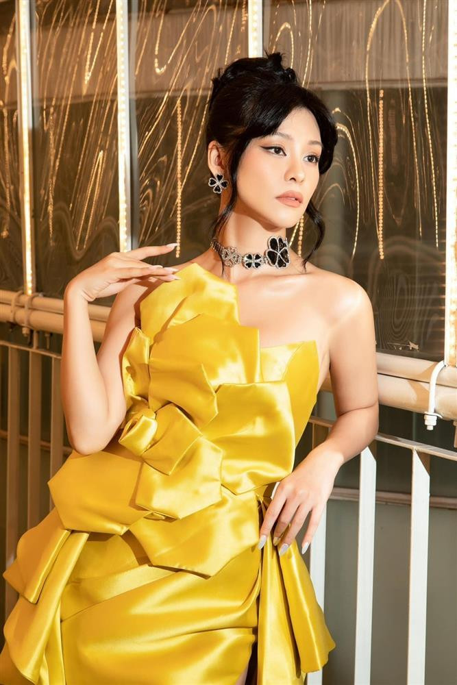 ạn gái Nguyễn Quang Dũng cũng ưa chuộng những thiết kế hở vai, khoe làn da mịn màng cùng xương quai xanh gợi cảm.