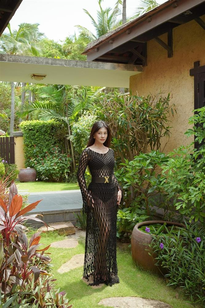 rong những chuyến nghỉ dưỡng, nữ ca sĩ "Nhìn Những Mùa Thu Đi" thường diện những bộ cánh thoải mái, phóng khoáng.