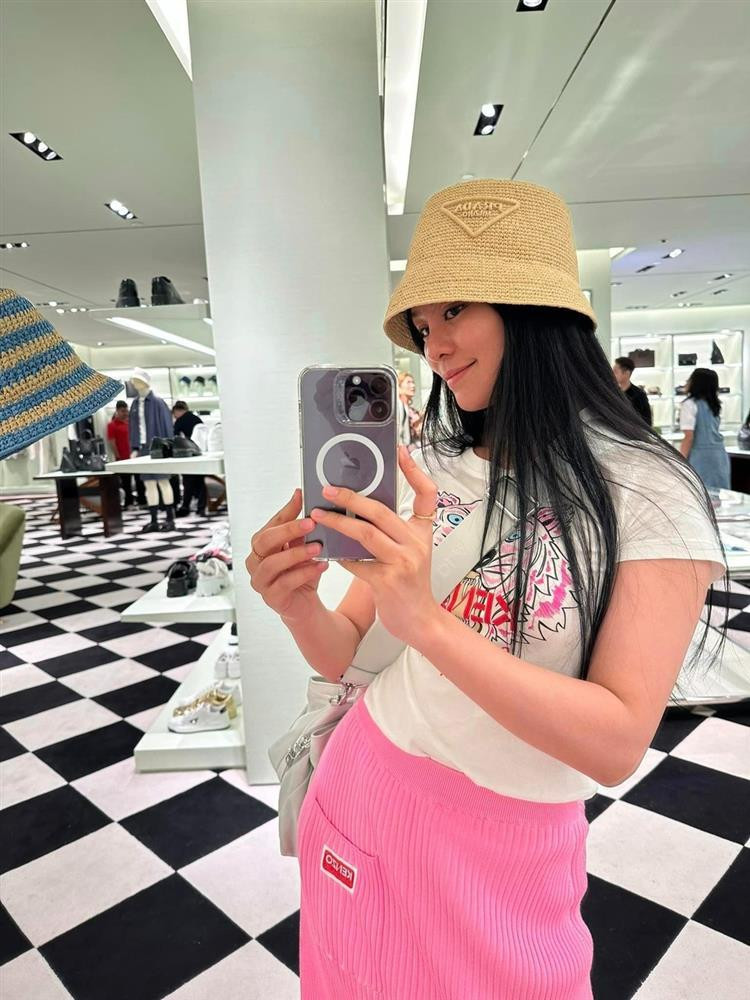 iọng ca 8X thường xuyên chia sẻ nhiều khoảnh khắc đời thường, khoe mặt mộc rạng rỡ.