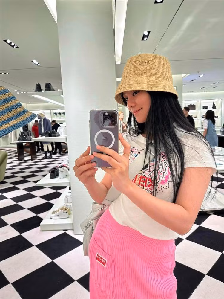 Giọng ca 8X thường xuyên chia sẻ nhiều khoảnh khắc đời thường, khoe mặt mộc rạng rỡ.