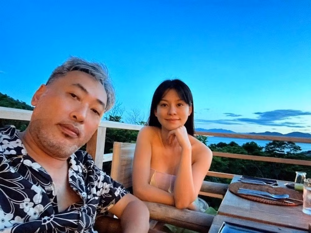 Giọng ca gốc Hà Nội từng chia sẻ trên trang cá nhân về ngày đầu tiên cả hai gặp gỡ. Ban đầu, cô và đạo diễn Nguyễn Quang Dũng chỉ là đồng nghiệp làm việc cùng nhau, nhưng về sau lại dần nảy sinh tình cảm. "Trong khoảng thời gian đó, mình được mời hát nhạc phim cho 'Gái Già Lắm Chiêu' và được chàng mời hát nhạc phim 'Tiệc Trăng Máu'. Hôm lên phòng thu là lần đầu gặp mặt, tụ lại tưởng thu bài hát hóa ra... lắm chuyện nảy sinh", ca sĩ viết.