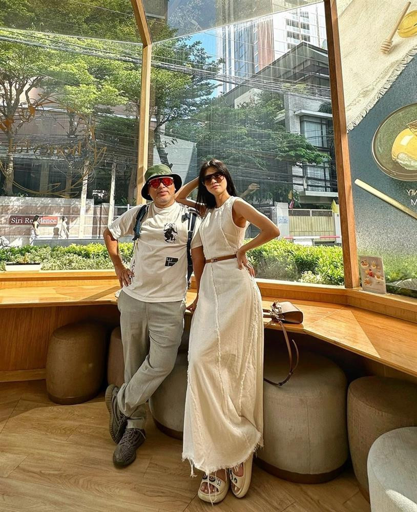 au khi xác nhận yêu nhau, Bùi Lan Hương và Nguyễn Quang Dũng thoải mái tương tác, thể hiện tình cảm trên trang cá nhân. Hôm 15/8, đạo diễn phim "Đất Rừng Phương Nam" đăng ảnh đi du lịch tại Thái Lan cùng bạn gái kèm chia sẻ: "Trên trời có đám mây xanh. Loanh quanh dưới đất có 2 tụi mình".