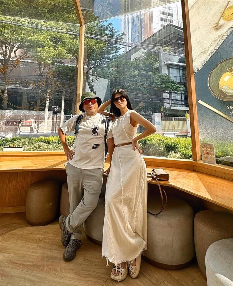 Sau khi xác nhận yêu nhau, Bùi Lan Hương và Nguyễn Quang Dũng thoải mái tương tác, thể hiện tình cảm trên trang cá nhân. Hôm 15/8, đạo diễn phim "Đất Rừng Phương Nam" đăng ảnh đi du lịch tại Thái Lan cùng bạn gái kèm chia sẻ: "Trên trời có đám mây xanh. Loanh quanh dưới đất có 2 tụi mình".