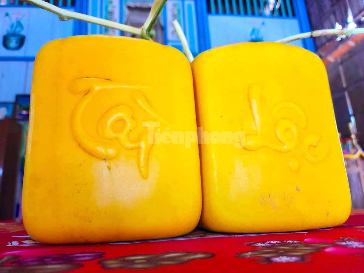 Trên quả dưa được khắc chữ tài, lộc... (Ảnh: Kim Hà).