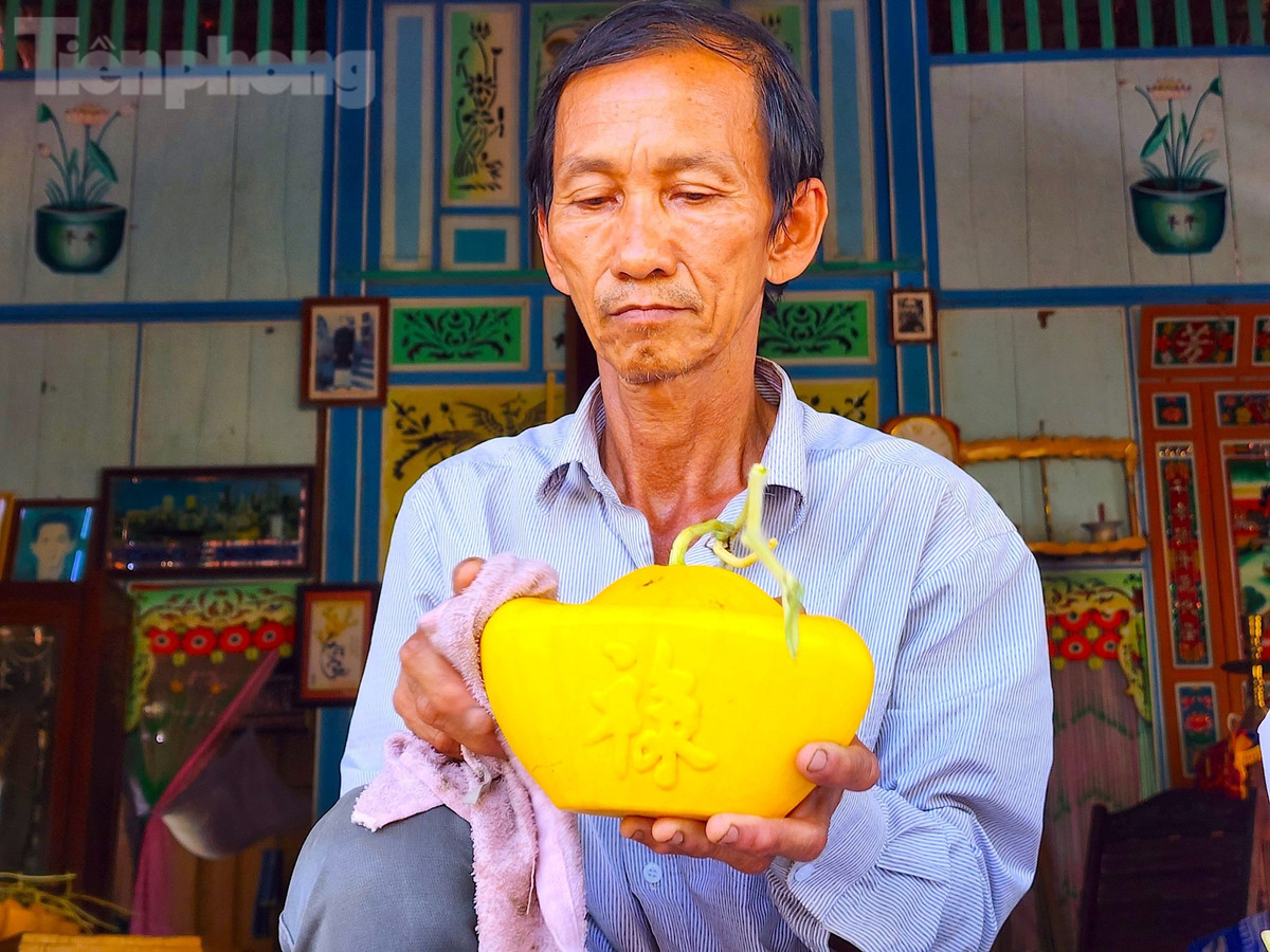 Ông Cưng vệ sinh dưa hấu trước khi đóng thùng giao hàng cho khách (Ảnh: Kim Hà).