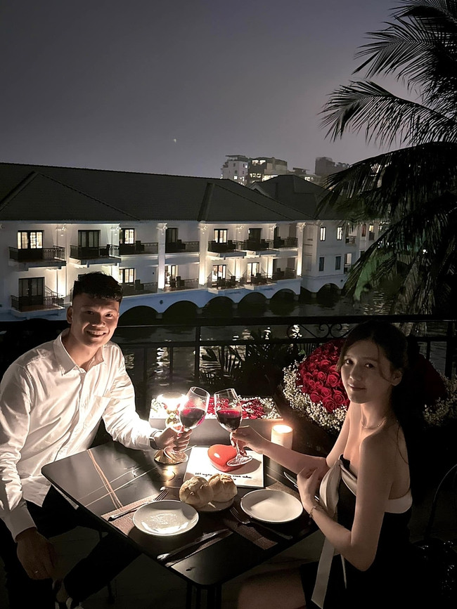  Nguyễn Thành Chung và bà xã Tố Uyên làm đám cưới ngày 14/3/2022. Tuy nhiên, do tối 14/3, CLB Hà Nội thi đấu với Hải Phòng ở vòng 6 V-League 2023, nên vợ chồng anh tổ chức kỷ niệm sớm một ngày.