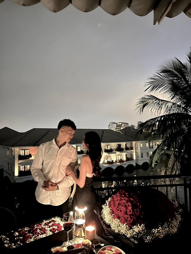 Trung vệ người Tuyên Quang đã chọn một nhà hàng có khung cảnh thơ mộng cho ngày đặc biệt của anh và bà xã. Anh tặng vợ bó hoa hồng khổng lồ cùng bánh kem in hình trái tim màu đỏ cùng dòng chữ: "365 ngày về chung một nhà. Yêu em".