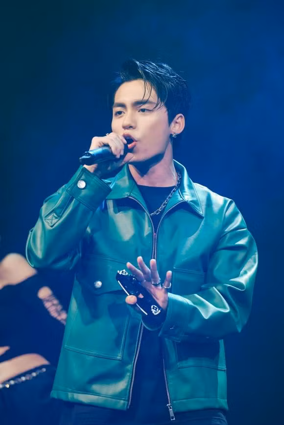 Fan dem giay ket hon den xin chu ky cua MONO-Hinh-4