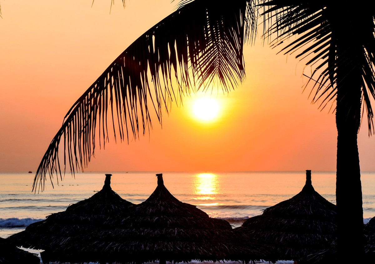 Bình minh nhuộm đỏ mặt biển tạo nên không gian trữ tình, lãng mạn mê hoặc du khách khi tắm biển đón ngày mới ở bãi biển Mỹ Khê (Đà Nẵng).